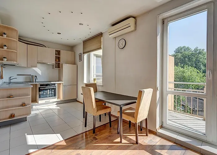 Cityvibe Top-Floor Apartment